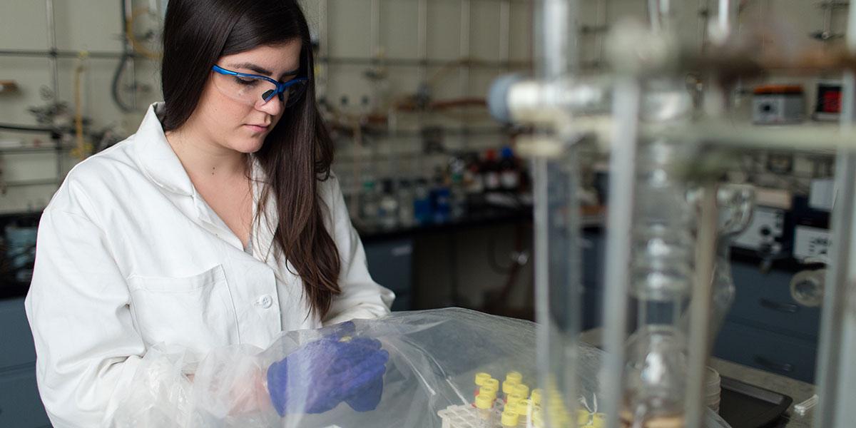 Cecilia Eiroa in lab